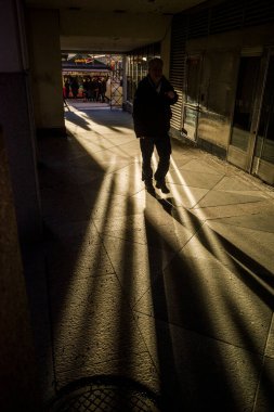 Stockholm, İsveç 'te biri Jakobsgatan' da bir geçitte yürüyor..