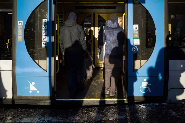 Stockholm Schweden Pendler Einer Straßenbahnhaltestelle Vorort Liljeholmen — Stockfoto