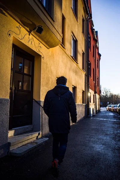 Estocolmo Suecia Una Persona Caminando Barrio Midsommarkransen —  Fotos de Stock