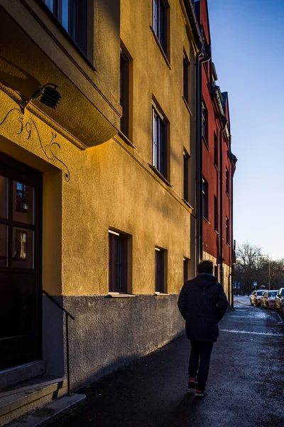 Estocolmo Suécia Uma Pessoa Caminhando Bairro Midsommarkransen — Fotografia de Stock