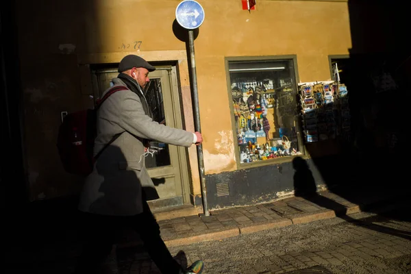 Stockholm Suède Homme Marche Vite Sur Gamla Stan Vieille Ville — Photo