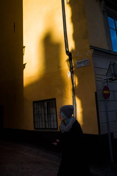 Stockholm Suède Une Personne Passant Devant Une Façade Orange Ocre — Photo