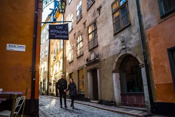 Estocolmo Suécia Casal Caminhando Cidade Velha Gamla Stan — Fotografia de Stock