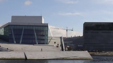 Oslo, Norveç Halk Opera Binası 'nın çatısında yürüyor