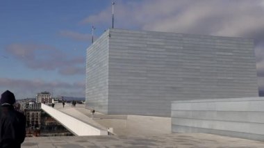 Oslo, Norveç Halk Opera Binası 'nın çatısında yürüyor