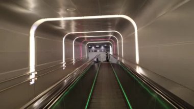 Oslo, Norveç. Oslo Merkez İstasyonu 'ndaki bir tünelde yürüyen merdiven.. 