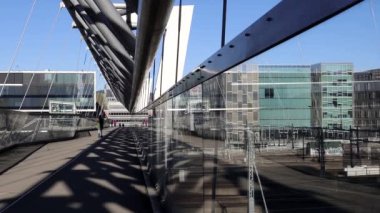Oslo, Norveç Barkod bölgesindeki merkez tren istasyonunda yaya köprüsünden geçen insanlar.