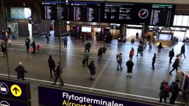 Oslo, Norveç. Oslo Merkez İstasyonu 'nda yürüyen ve imza atan insanlar.