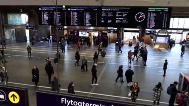 Oslo, Norveç. Oslo Merkez İstasyonu 'nda yürüyen ve imza atan insanlar.