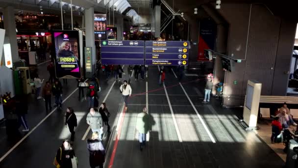 Осло Норвегия Люди Прогуливающиеся Центральному Вокзалу Осло Указателям — стоковое видео