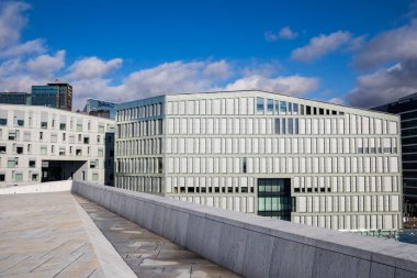 Oslo, Norveç. Oslo Opera Binası 'ndan Barkod bölgesine doğru bir manzara.