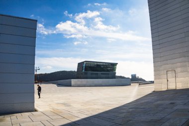 Oslo, Norveç Halk Opera Binası 'nın çatısında yürüyor.