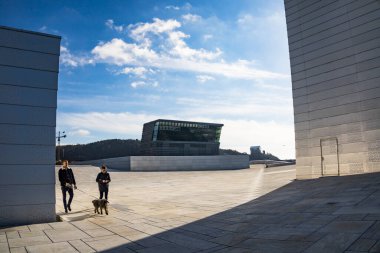 Oslo, Norveç Halk Opera Binası 'nın çatısında yürüyor.