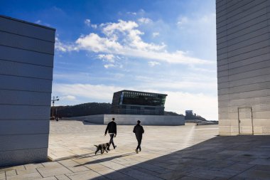 Oslo, Norveç Halk Opera Binası 'nın çatısında yürüyor.