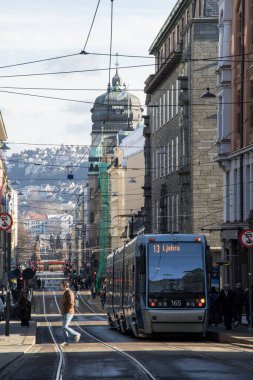 Oslo, Norveç tramvayı Princes caddesinde şehir merkezinde..