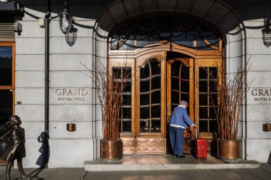 Oslo, Norveç Grand Hotel Kalr Johan 'ın sokağına yaşlı bir kadın girdi..
