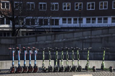 Oslo, Norveç Parkta bir sıra elektrikli scooter.