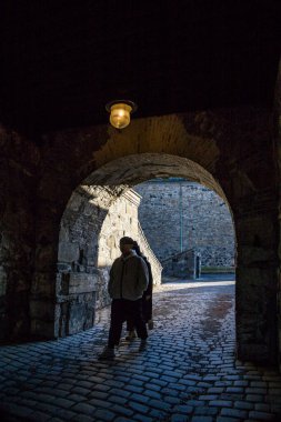 Oslo, Norveç halkı Akershus Festning 'deki bir kemer geçidinden ya da orta Oslo' daki Akerhus kalesinden geçiyor..