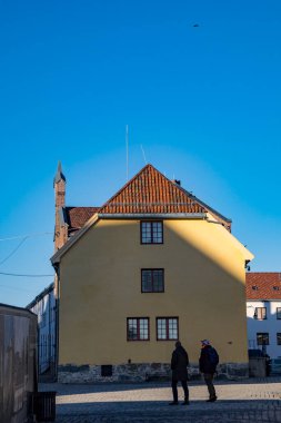 Oslo, Norveç Akershus Festning 'in ya da Oslo' nun merkezindeki Akerhus kalesinin ve askeri konutların manzarası,
