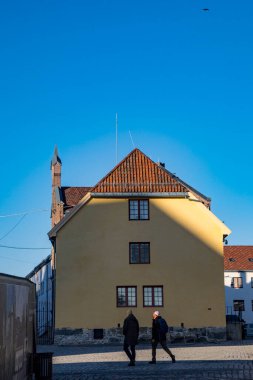 Oslo, Norveç Akershus Festning 'in ya da Oslo' nun merkezindeki Akerhus kalesinin ve askeri konutların manzarası,