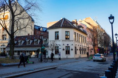Oslo, Norveç Bankplassen Meydanı ve köşedeki Engebret Kafe.