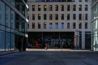 Oslo, Norveçli yayalar güneşli bir günde modern Barkod bölgesinde yürüyor.