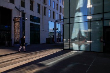 Oslo, Norveçli yayalar güneşli bir günde modern Barkod bölgesinde yürüyor.