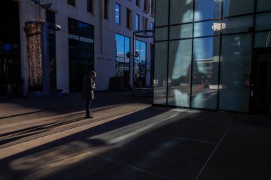 Oslo, Norveçli yayalar güneşli bir günde modern Barkod bölgesinde yürüyor.