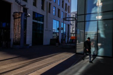 Oslo, Norveçli yayalar güneşli bir günde modern Barkod bölgesinde yürüyor.