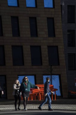 Oslo, Norveç Modern Barkod bölgesinde yürüyen insanlar