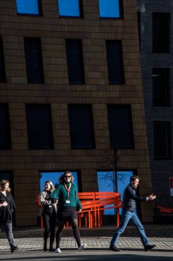 Oslo, Norveç Modern Barkod bölgesinde yürüyen insanlar