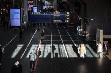 Oslo, Norveç Merkez İstasyonu 'nda yürüyen insanlar.