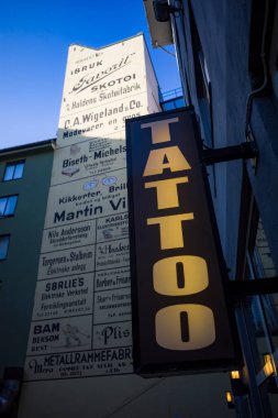 Oslo, Norveç Eski Dövme tabelası ve avlunun duvarında eski reklamlar.