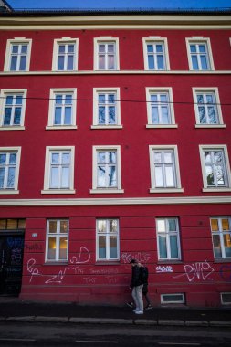 Oslo, Norveç Grunerlokka bölgesinde renkli bir cadde.