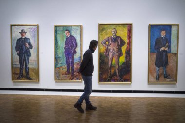 Oslo, Norveç. Munch Müzesi 'nde Munch tablolarının arasında yürüyen bir adam..