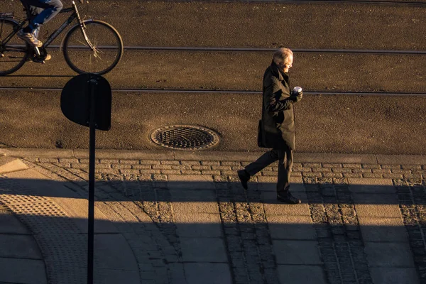 Oslo Norvégia Emberek Egy Napsütötte Utcán Sétálnak Napkeltekor Belvárosban — Stock Fotó