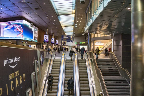 奥斯陆 挪威奥斯陆中央车站自动扶梯上的乘客 — 图库照片