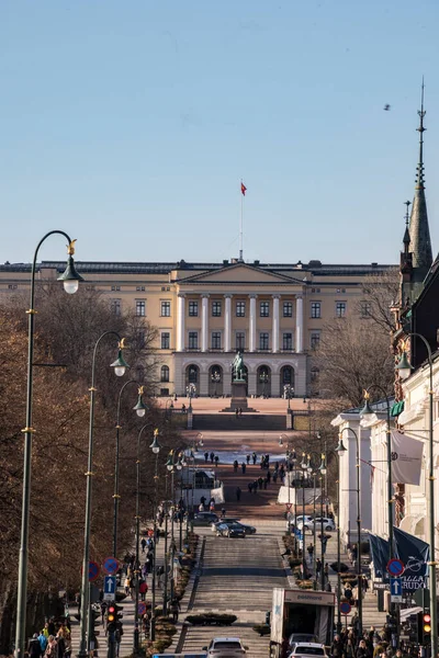 Осло Норвегия Пешеходы Улице Карла Йохана Королевского Дворца — стоковое фото