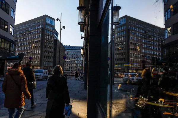 오슬로 노르웨이 올로프 거리에 보행자들 창문에 반사되어 — 스톡 사진