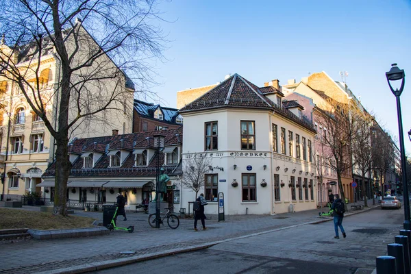 Oslo, Norveç Bankplassen Meydanı ve köşedeki Engebret Kafe.