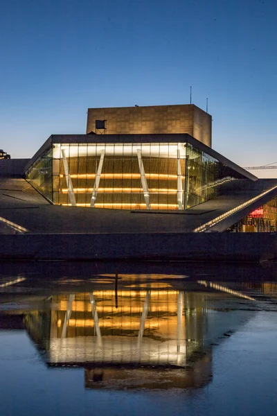 Oslo, Norveç Şafak vakti Oslo Operası manzarası.