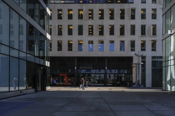 Oslo, Norveçli yayalar güneşli bir günde modern Barkod bölgesinde yürüyor.