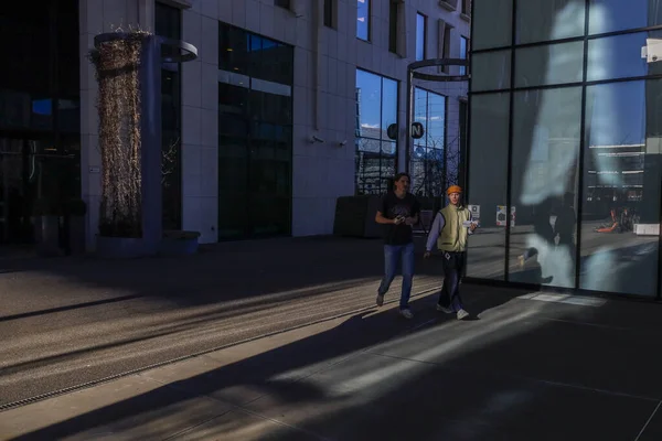 Oslo, Norveçli yayalar güneşli bir günde modern Barkod bölgesinde yürüyor.