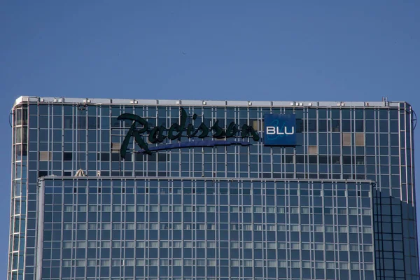Oslo Norveç Bir Otel Binasının Tepesindeki Radisson Mavili Otel Logosu — Stok fotoğraf