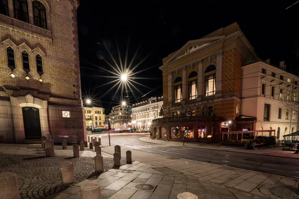 オスロ ノルウェー夜のシーンとストリングスガータ または議会通りの交通ダウンタウン — ストック写真