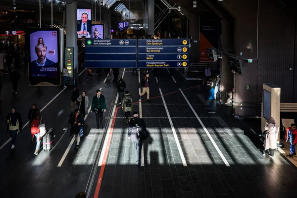 Oslo Noorwegen Mensen Wandelen Het Centraal Station — Stockfoto