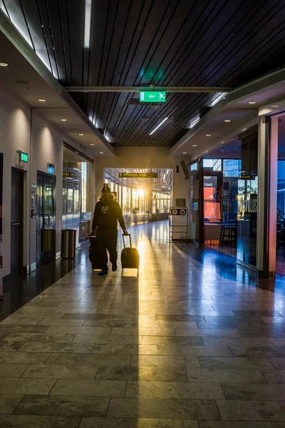 Estocolmo Suécia Homem Caminha Com Suas Malas Corredor Dentro Terminal — Fotografia de Stock