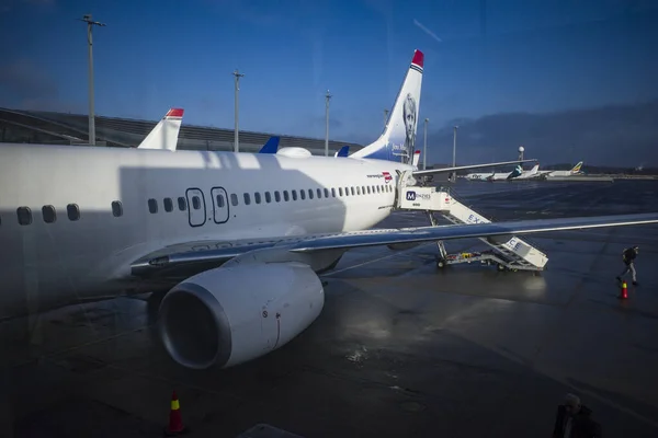 Oslo Noorwegen Een Noors Vliegtuig Bij Een Gate Gardemoen Airport — Stockfoto
