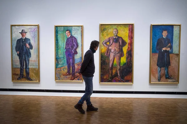 Oslo, Norveç. Munch Müzesi 'nde Munch tablolarının arasında yürüyen bir adam..