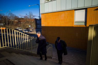 Stockholm, İsveç Solna banliyösünde yürüyen kıdemli yayalar.